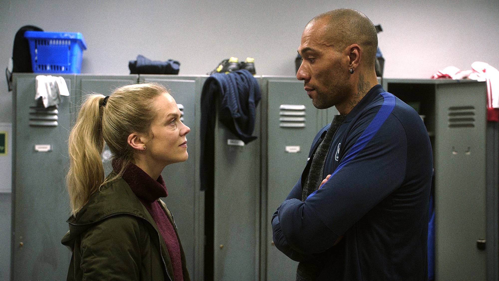 Dramaserien «Heimebane» handlar om Helena Mikkelsen som blir Noregs første kvinnelege fotballtrenar for eit herrelag på toppnivå. HEIMEBANE