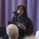 Terje Pedersen / NTB Lubna Jaffery i svarte klær snakker inn i en mikrofon
