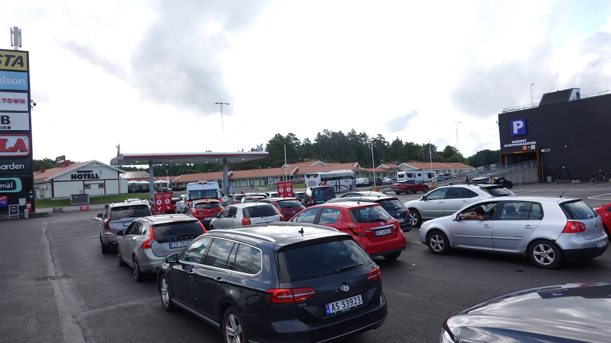 Kø av biler som vil fylle drivstoff i Sverige