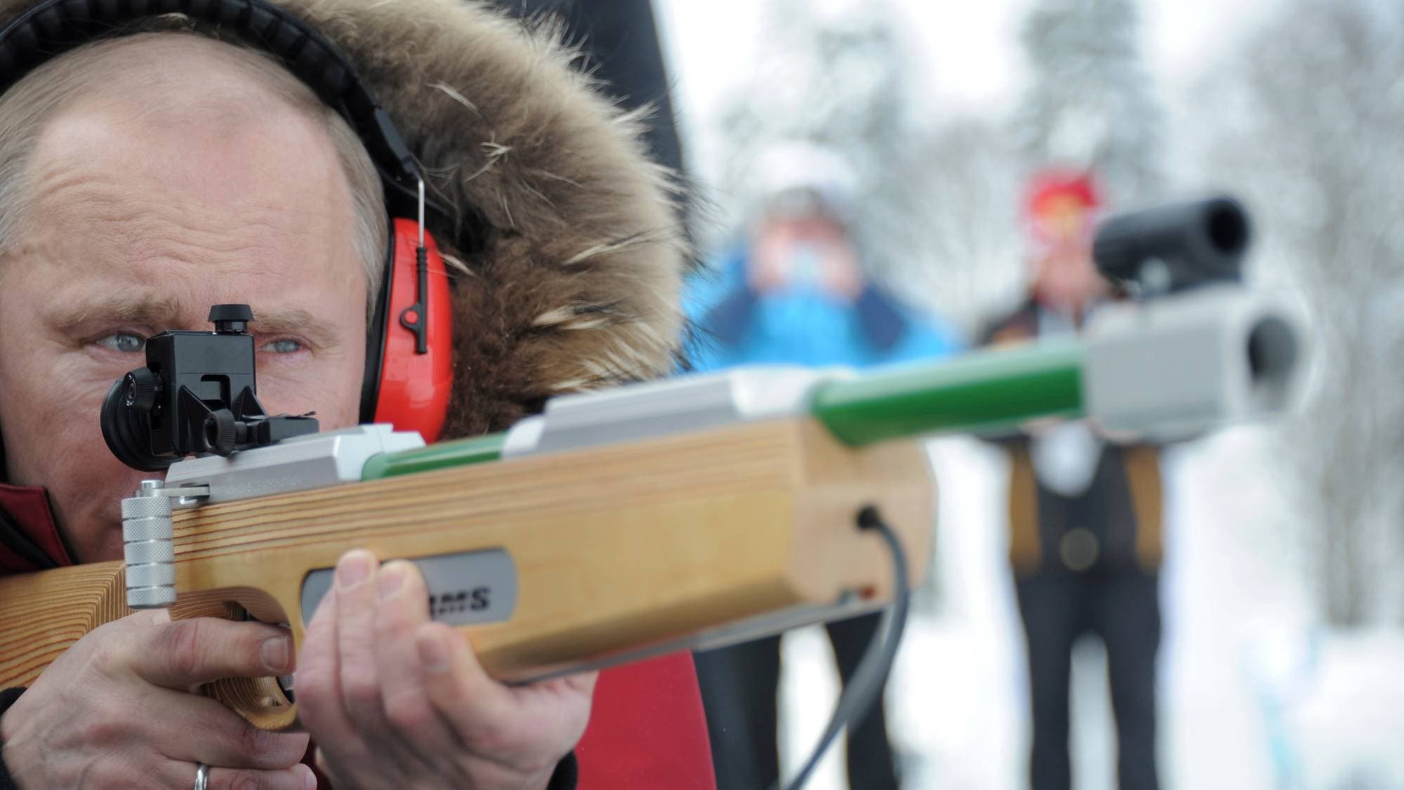 Vladimir Putin sikter med et skiskytinggevær på en snødekt skytebane. (Bildebeskrivelsen er laget av en KI-tjeneste)