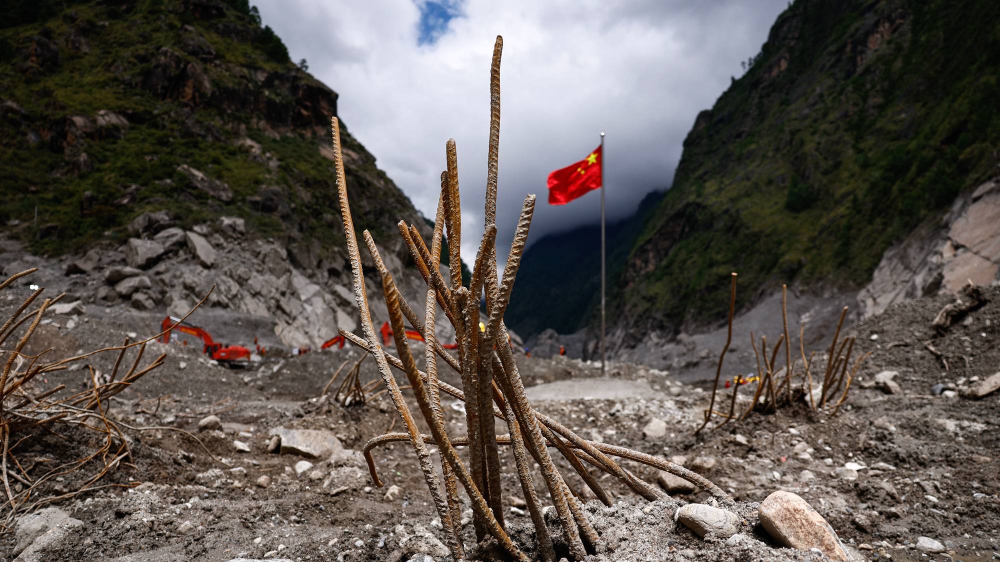 Armeringsjern står igjen etter at Gyirong grensestasjon ble vasket bort i flommen.