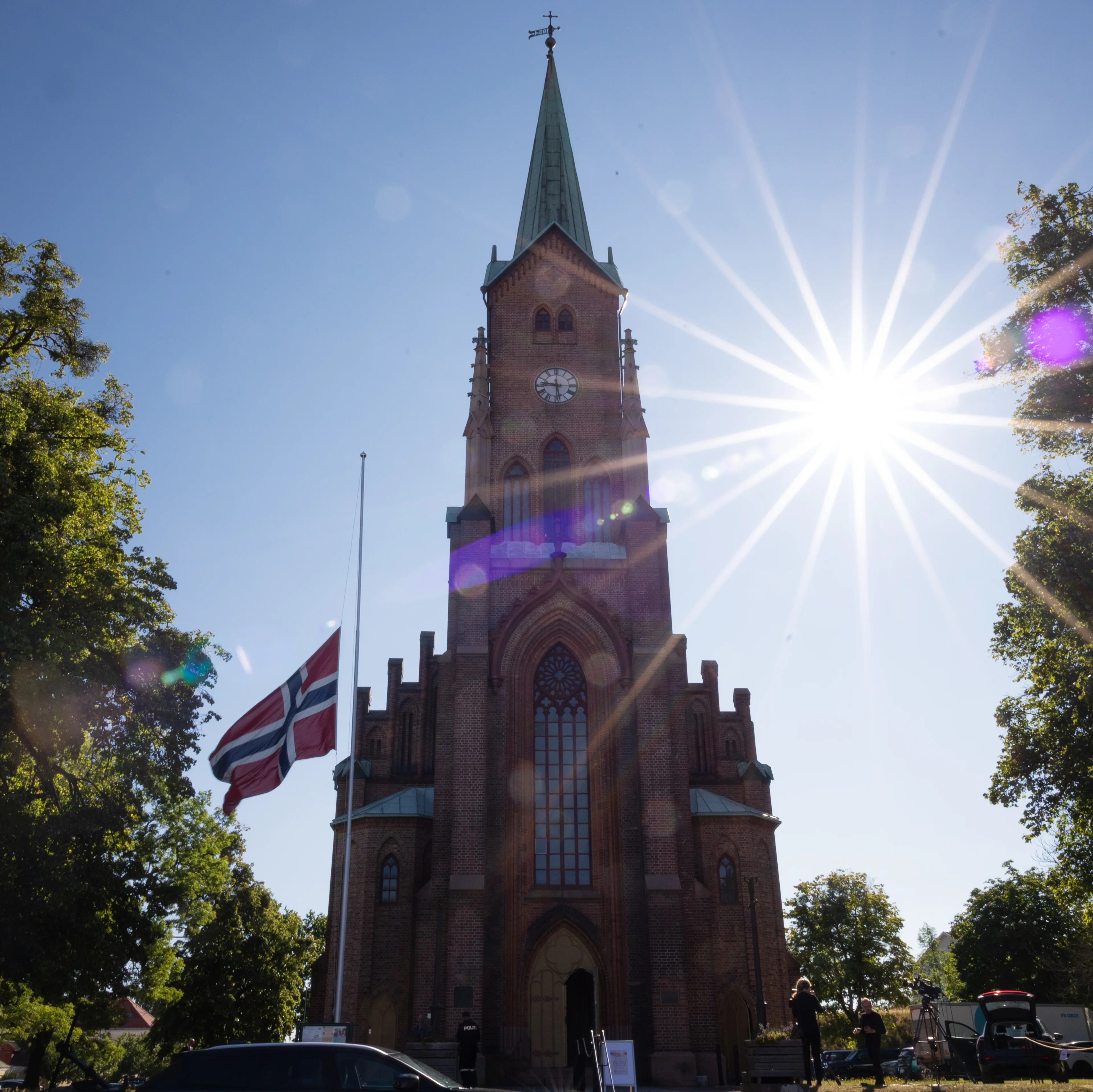 Horten kirke i solskinn med flagget på halv stang