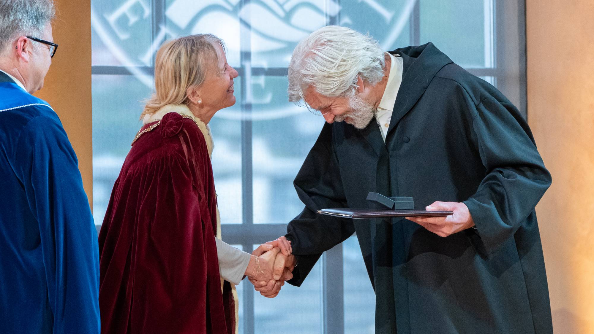 knausgård helsar på rektor margareth hagen og bukkar
