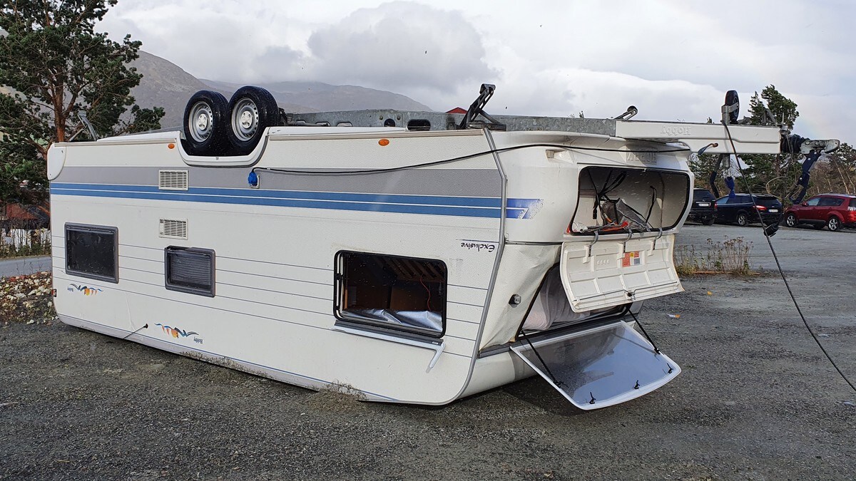 Campingvogn fløy i lufta – her har vinden gjort stor skade i dag