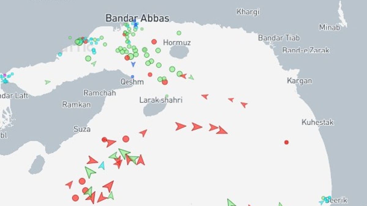 Konvoi av lasteskip seiler gjennom Hormuz-stredet