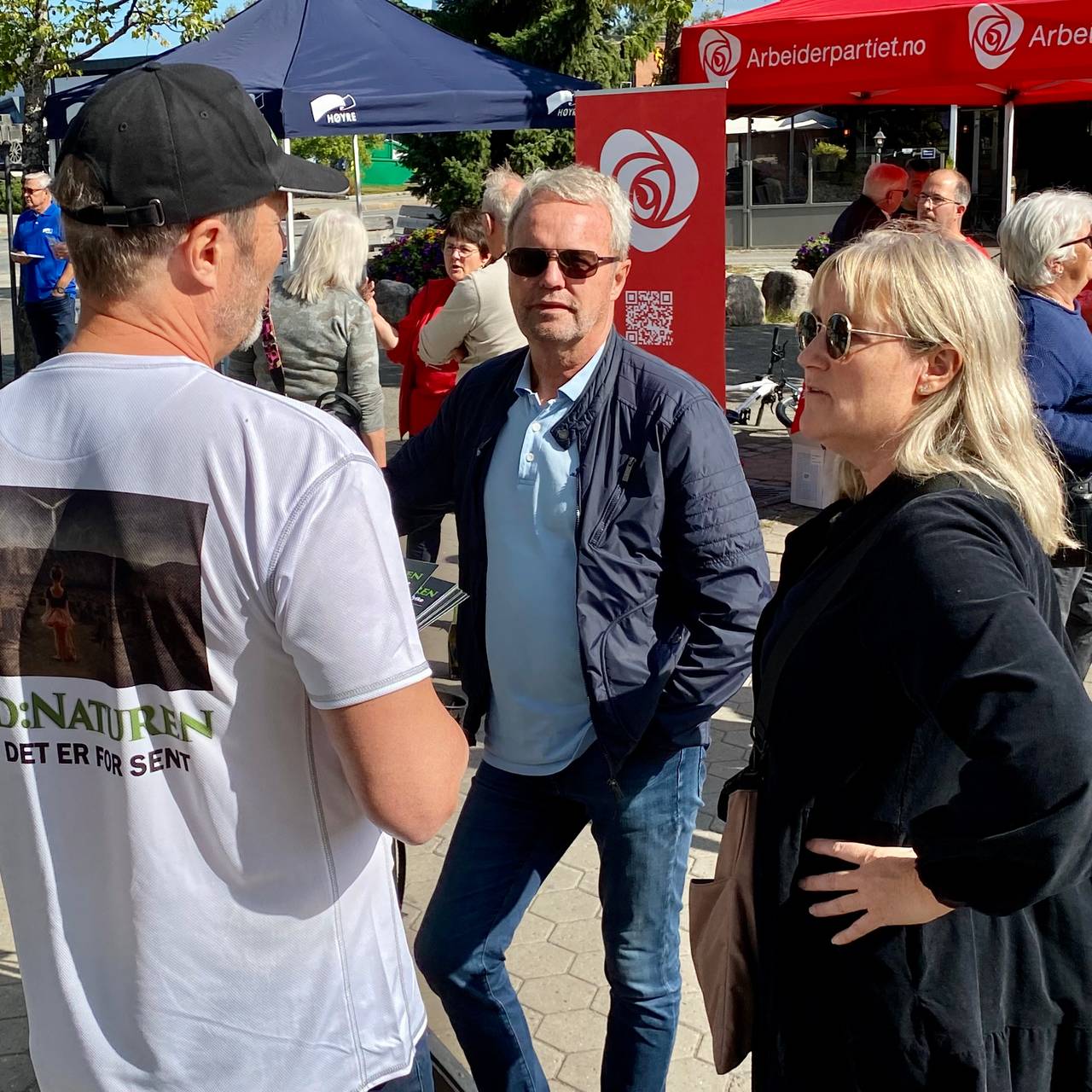 Petter Johan Holth i Redd Naturen driver valgkamp i Elverum og snakker med velgere.