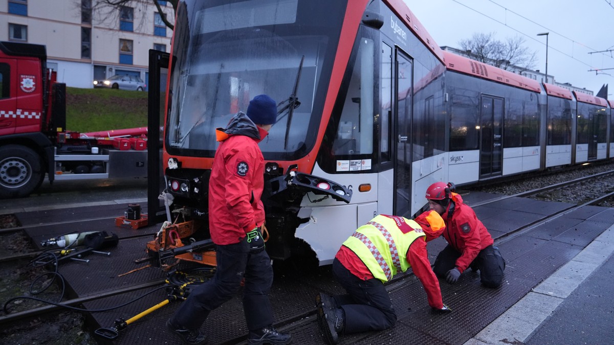 Bybanen går igjen etter kollisjon mellom lastebil og bybane