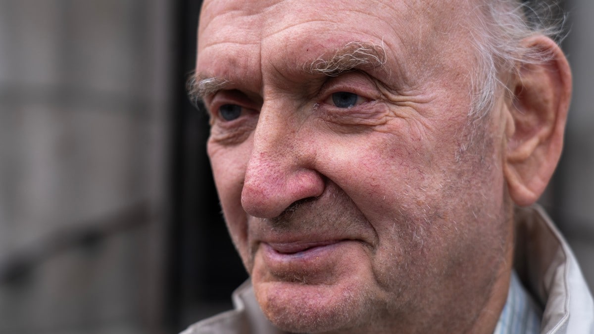 Eit land i sorg: – Han var ein av folket Over heile landet kjem folk saman for å minnast kong Harald. Jan Rolf Bjerved (79) er blant dei som tenner eit lys for kongen i Oslo Domkirke.