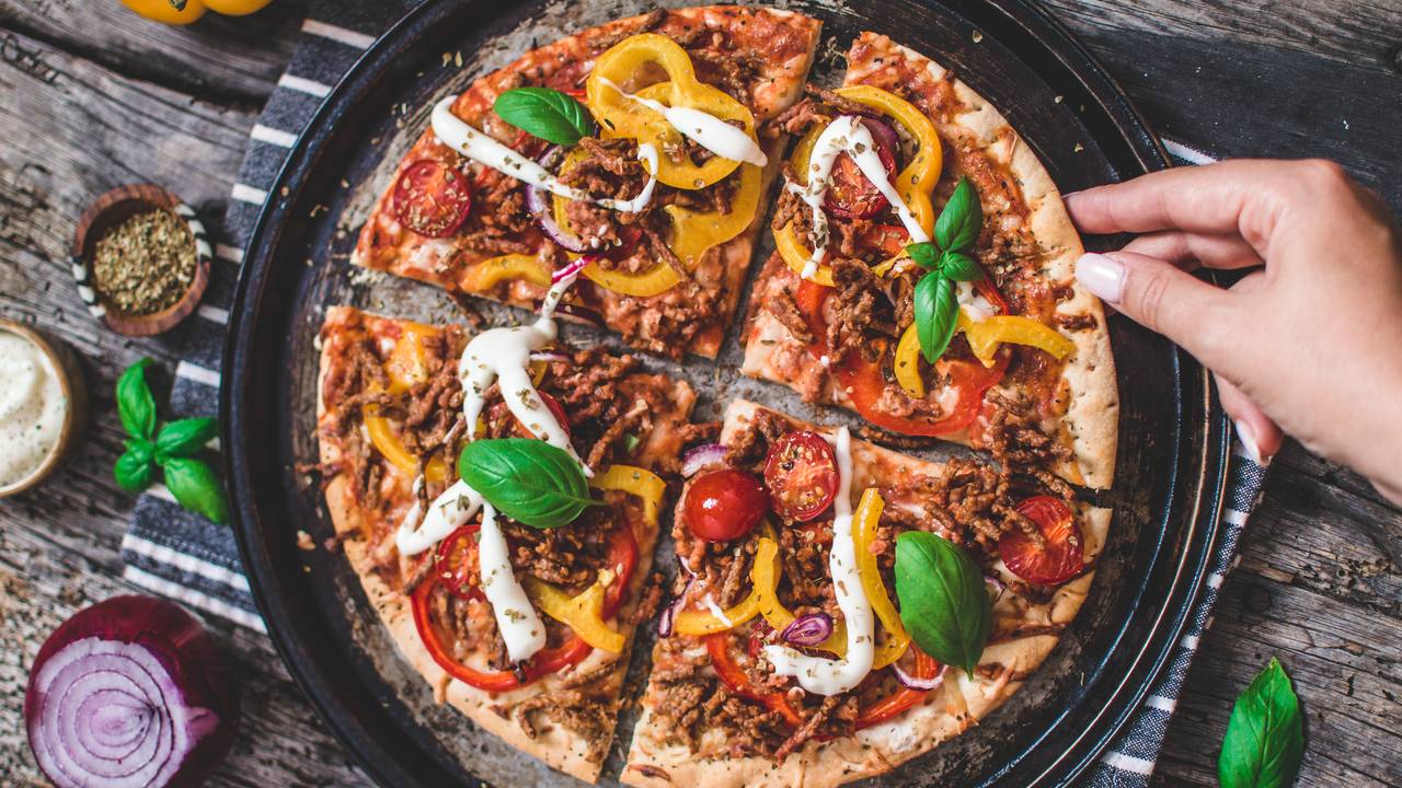 Pannestek pizza med grillet paprika, plantefarse av åkerbønner og erter, hvitløkaioli.
