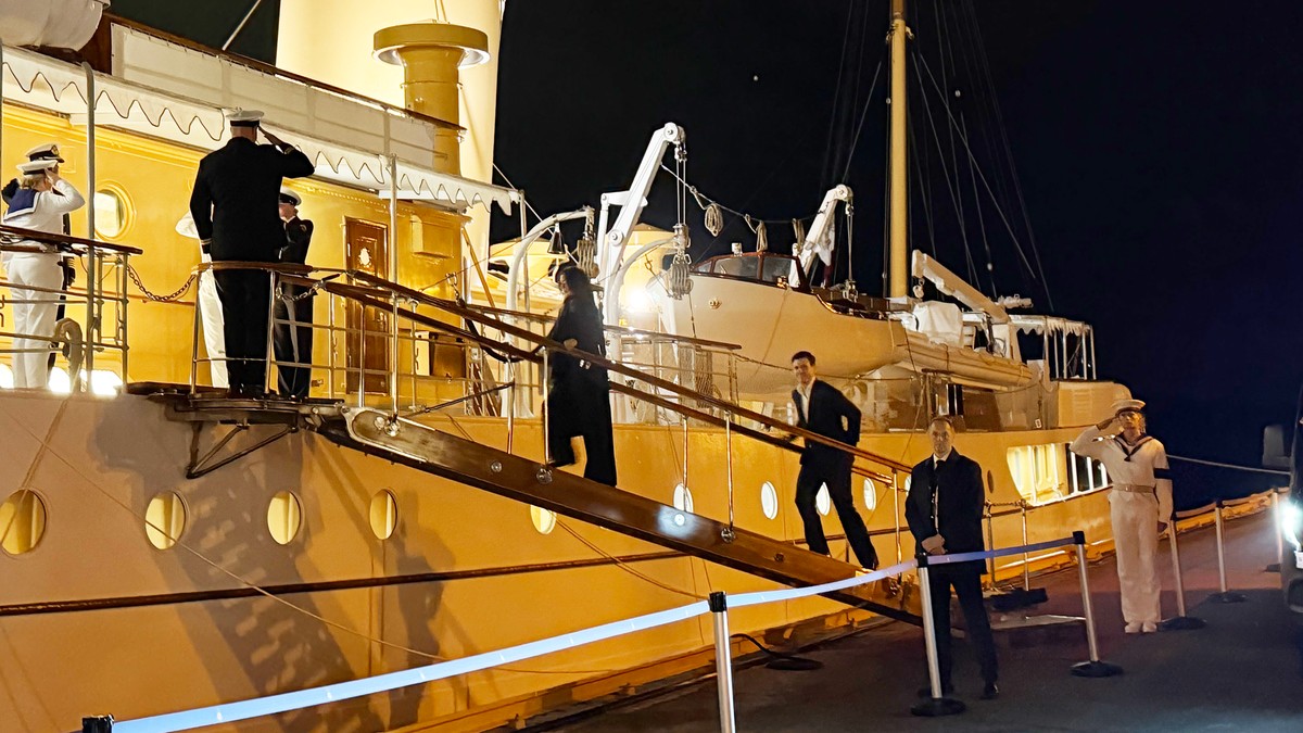 Dronning Mary og kronprins Christian går ombord det danske kongeskipet sent tirsdag kveld, som ligger til kai i Oslo i forbindelse med kong Haralds gravferd onsdag. Oslo, 08.09.26. Tronskifte. Danske / dansk kongefamilie. Foto: Sunantha Chruicshank FOTO: Sunantha Chruicshank