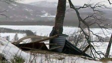ØDELEGGELSER: Kraftig vind løftet hustak i Troms og Nordland under en storm i januar 2015. Denne torsdagen kan vinden igjen vise muskler.