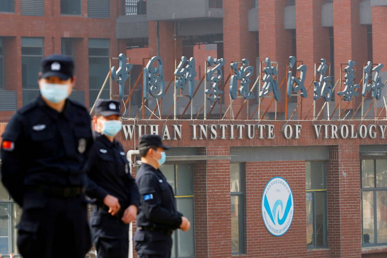 Sikkerhetsvakter utenfor Wuhan instituttet for virologi under et besøk av WHOs eksperter i februar. 