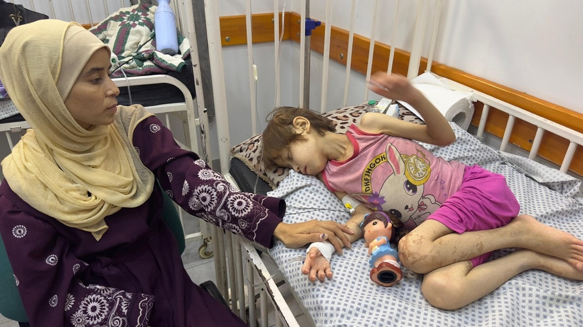 Ser barn dø på sykehus i Gaza by på grunn av mangel på mat og medisiner