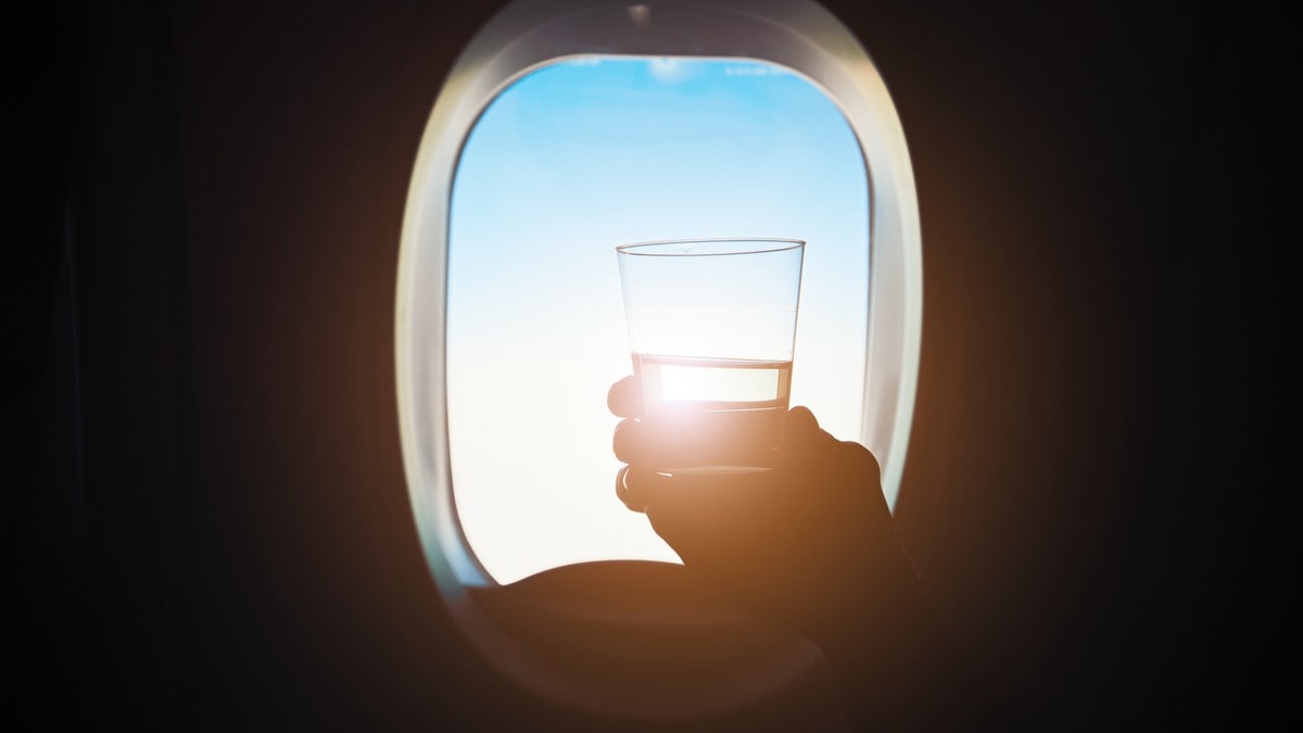 Drikke vin og duppe på flyet? Dropp det, sier forskere