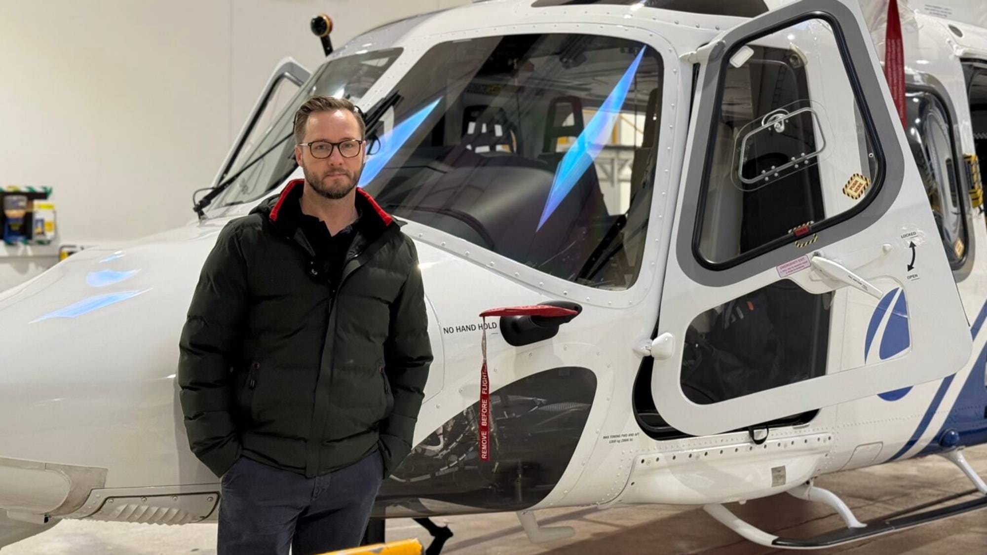 ein mann framfor eit helikopter
