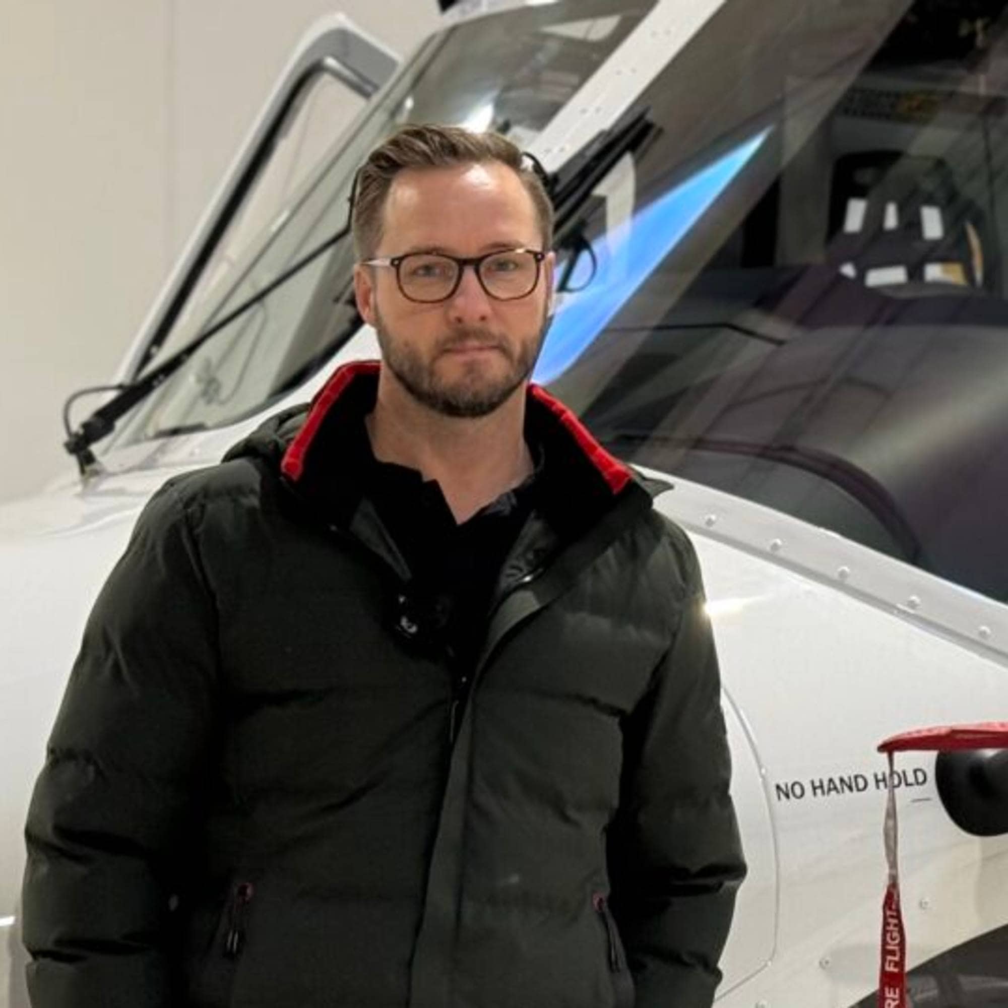 ein mann framfor eit helikopter