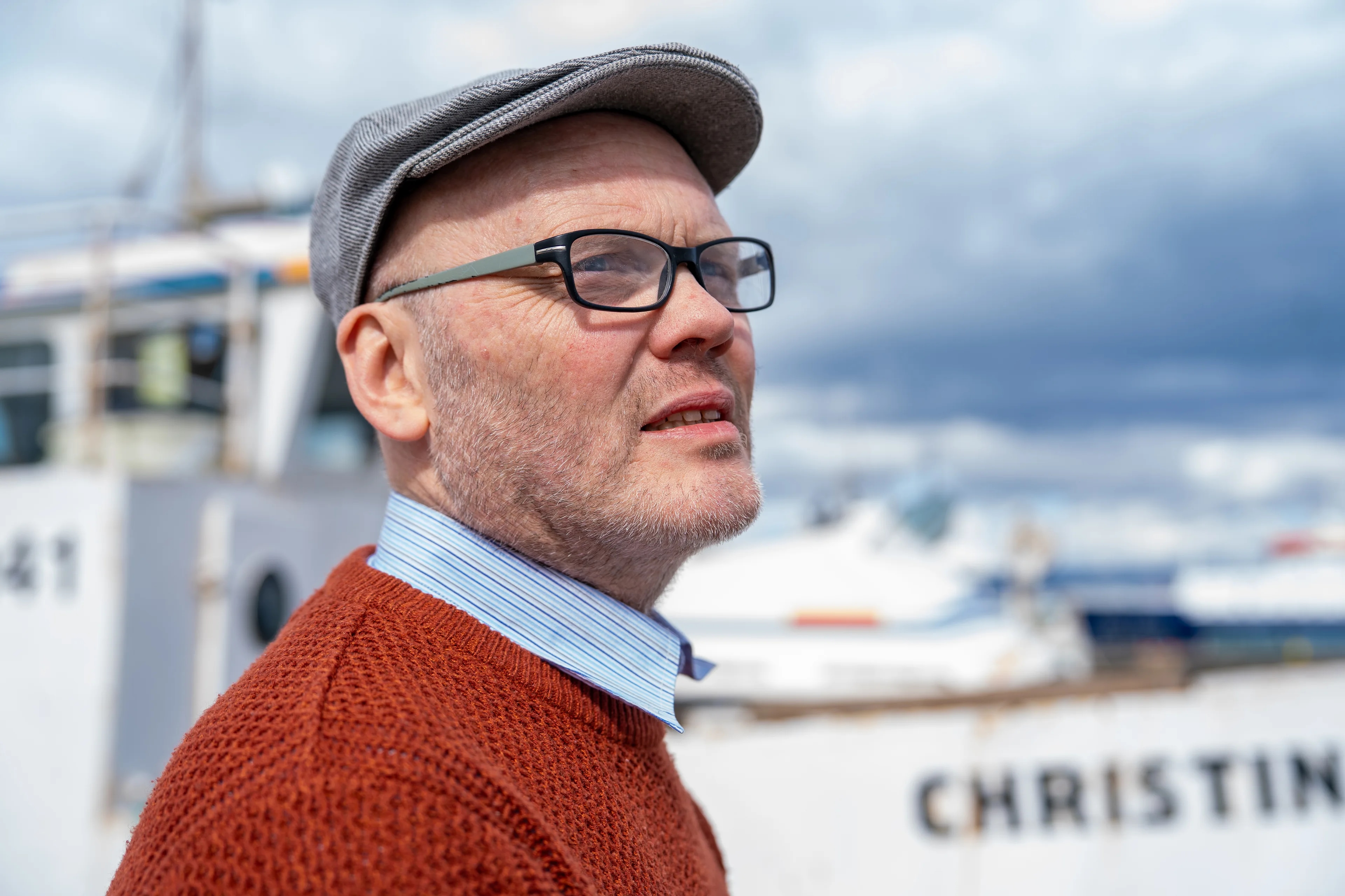 En mann med briller (Bildebeskrivelsen er laget av en KI-tjeneste)