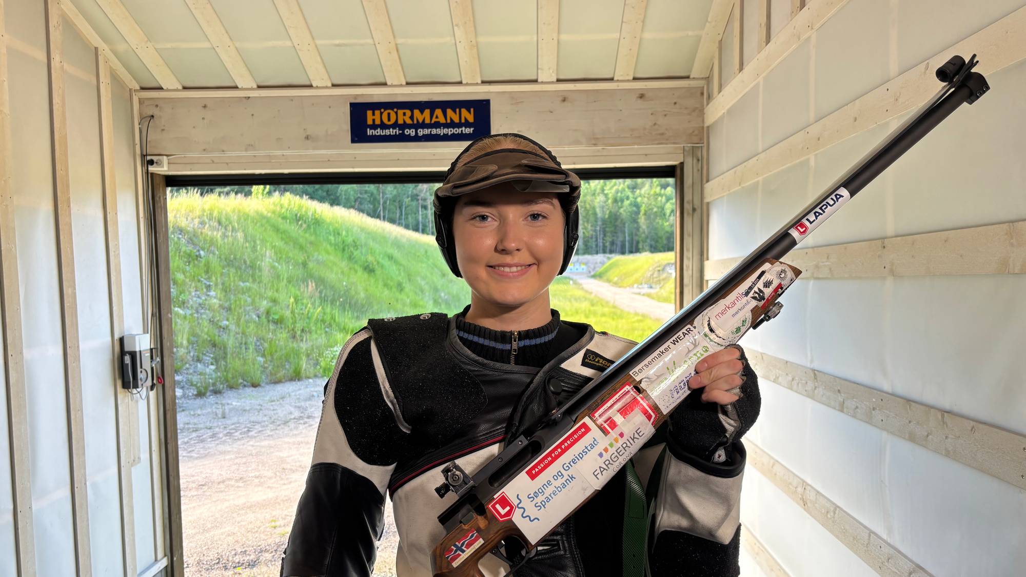 caroline på skytebana