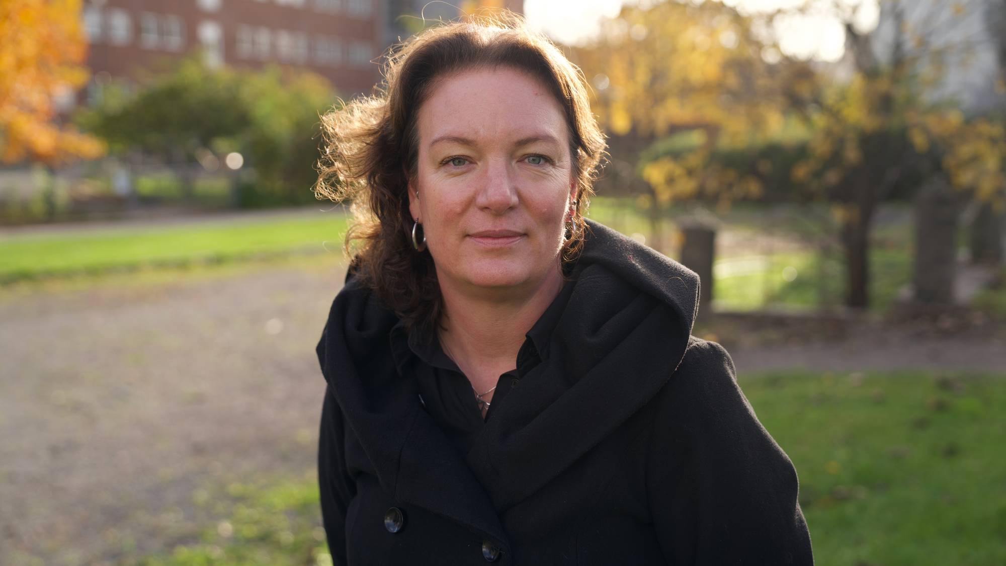 en person som står utenfor
