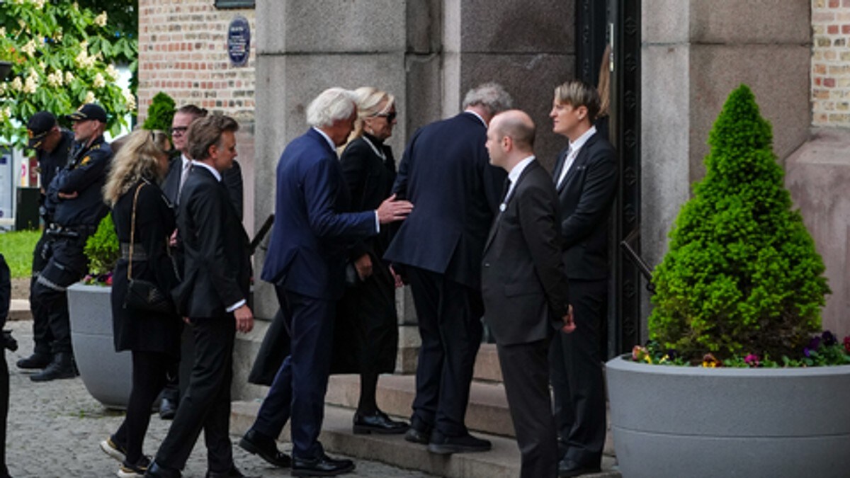 Kongeparet på plass i Stein Erik Hagens bisettelse i Oslo domkirke