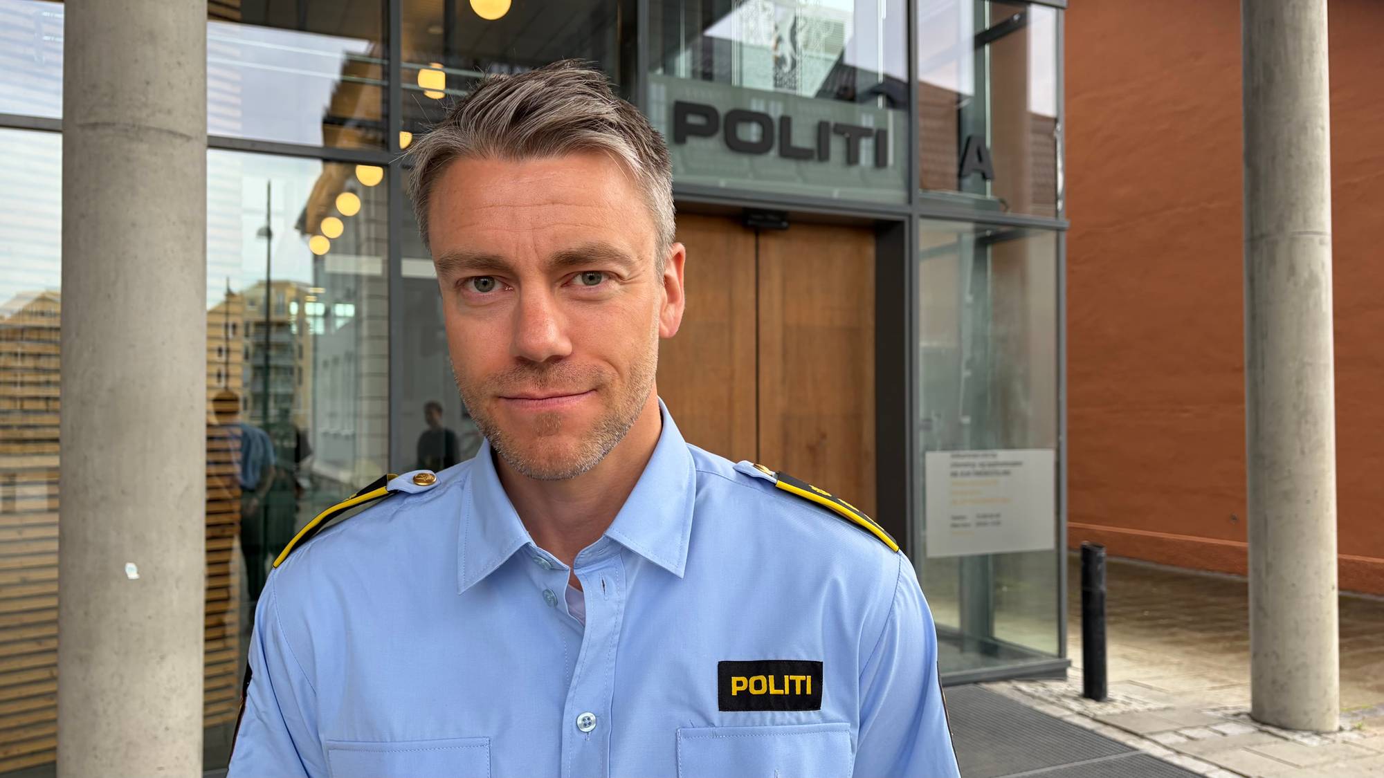Kjell Steinar Wibe utenfor politistasjonen i Trondheim