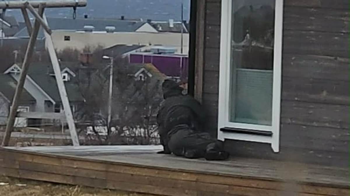 Nabolag skremt: V&aelig;pnet politi kr&oslash;p rundt i hagene til folk