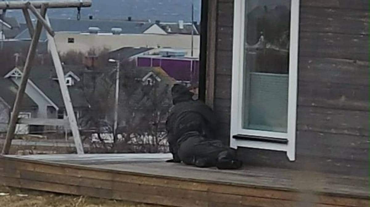 Nabolag skremt: Væpnet politi krøp rundt i hagene til folk