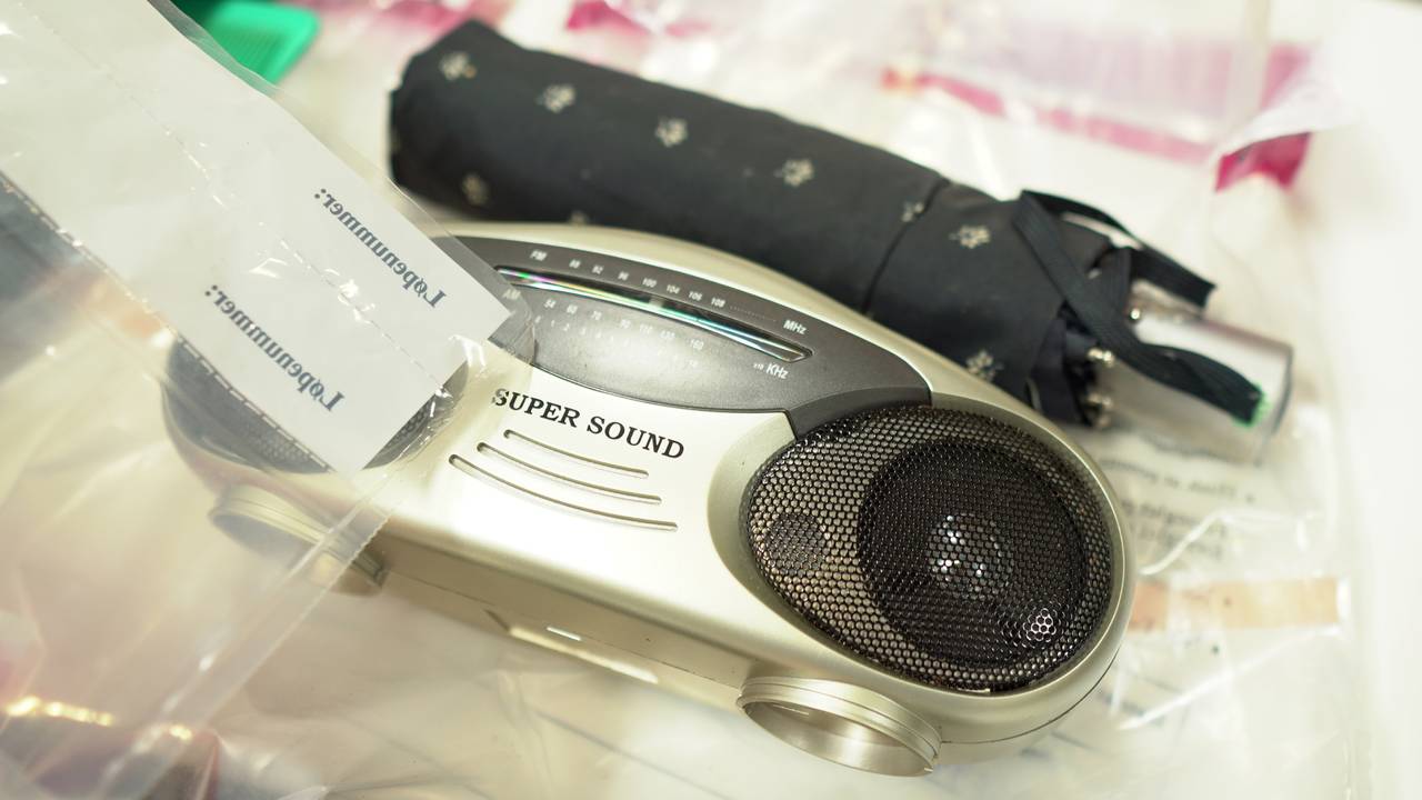 Mumien i hytta på Klungset i Fauske. Politiet fant en radio og paraply i sekken.
