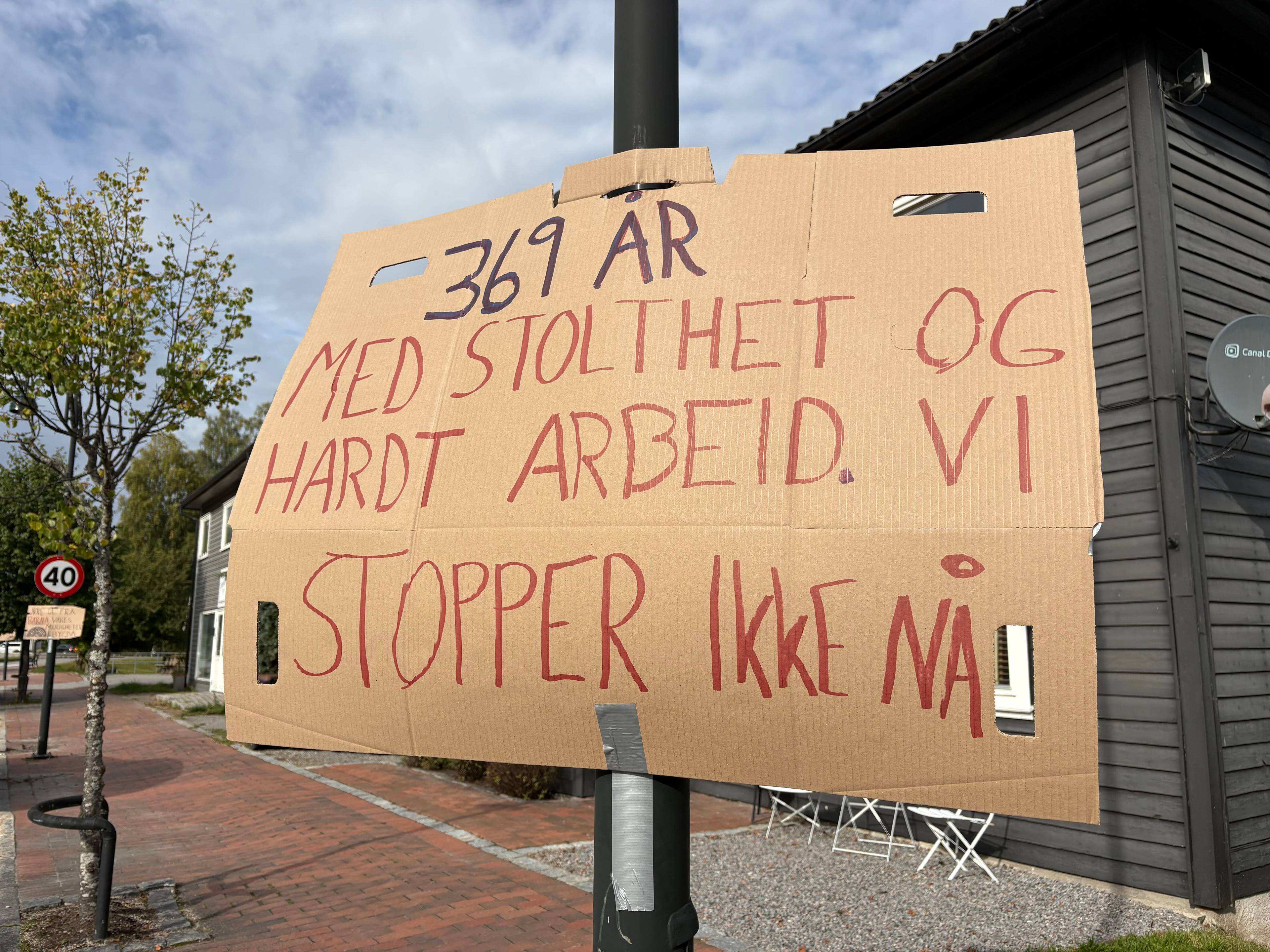 En plakat med påskriften: 369 år. Med stolthet og hardt arbeid. Vi stopper ikke nå