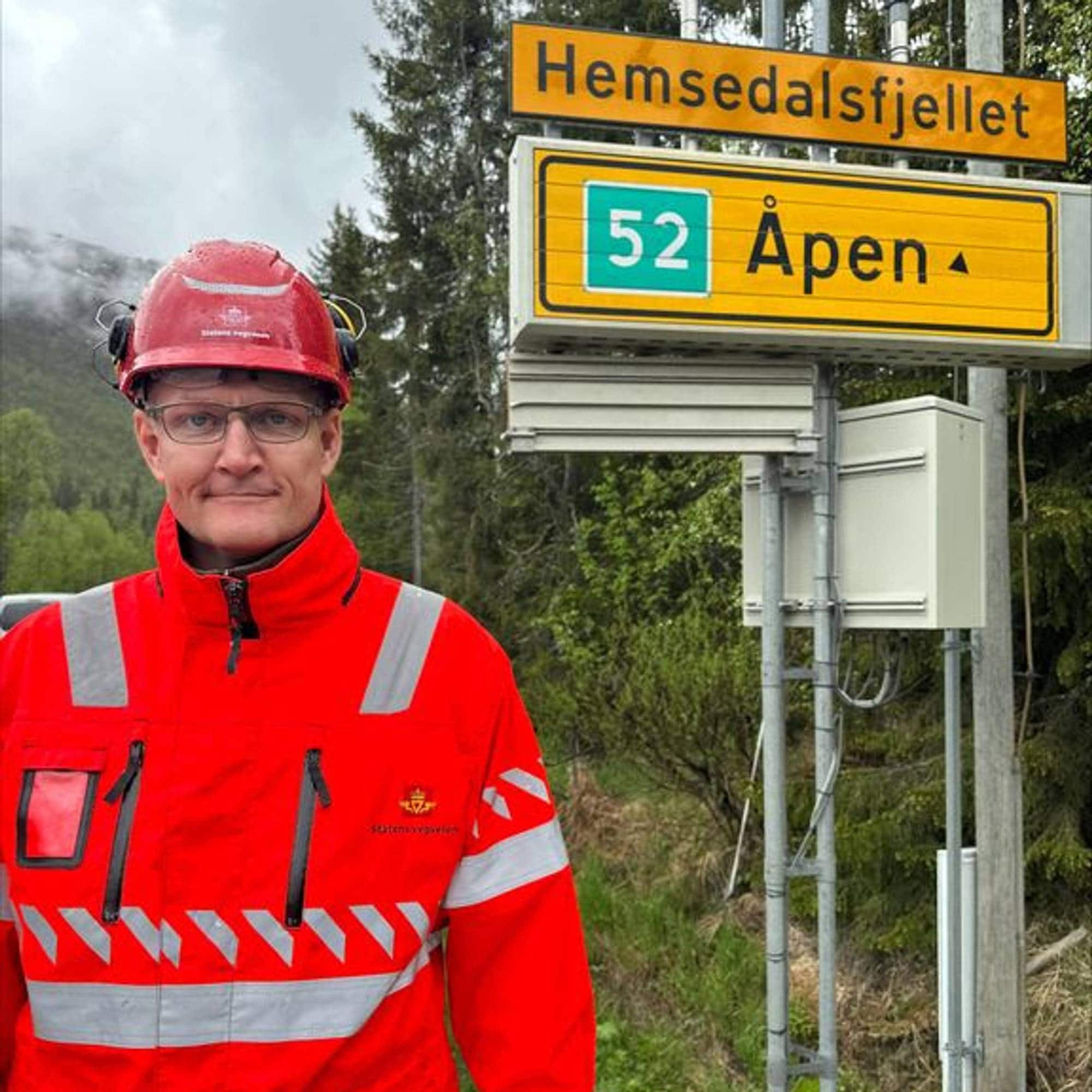 En mann som står ved et skilt