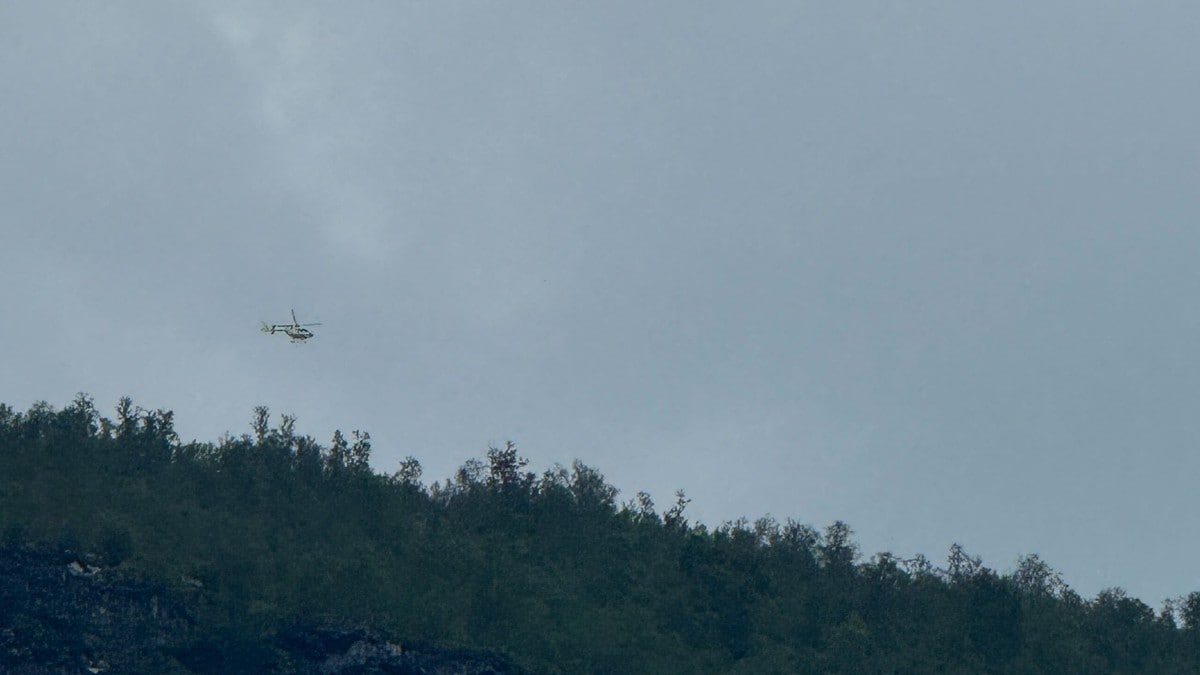 Mann falt på fjellhylle i Årdal: Redningsaksjon pågår
