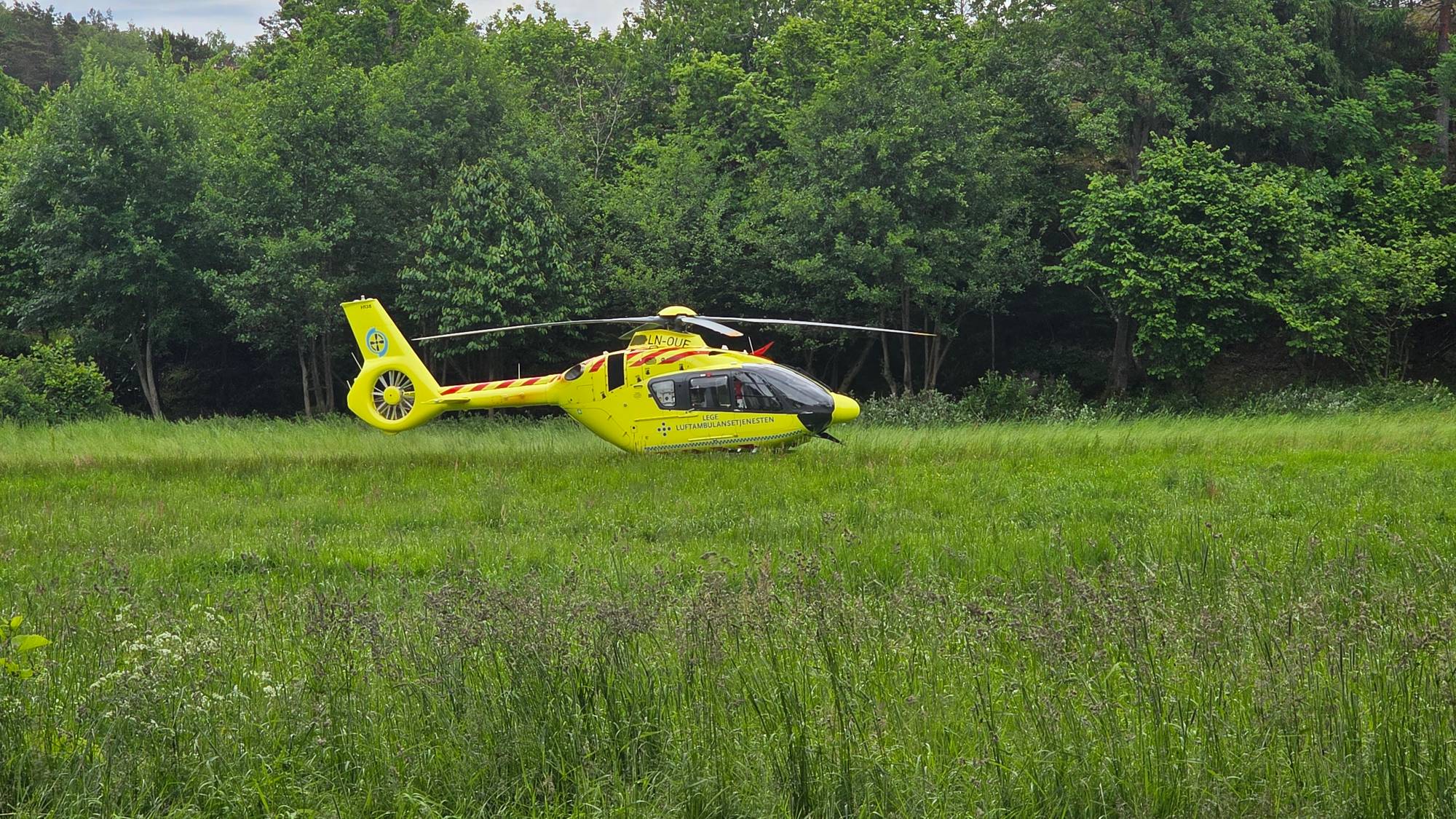 Ambulansehelikopter på en gressplen