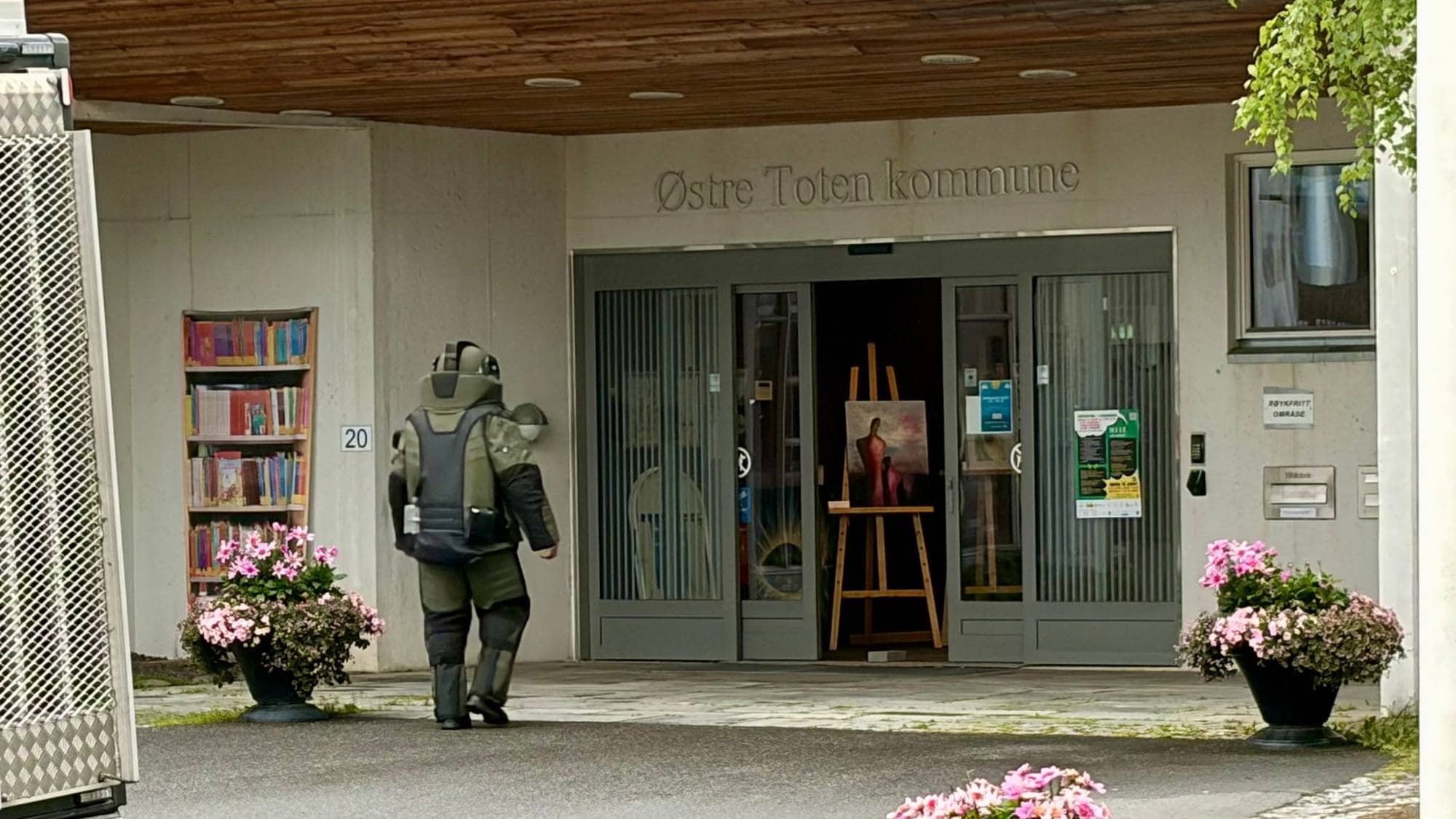 Bombegruppa på vei inn i rådhuset i Østre Toten. 