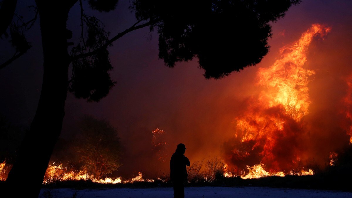 Minst 24 døde i skogbranner i Hellas
