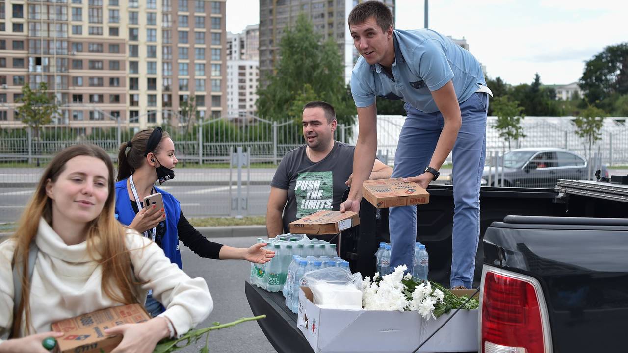 En ny forsyning med blomster leveres til demonstrantene i Minsk. 