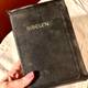 Siss Vik / NRK En støvete svart Bibel i en hånd