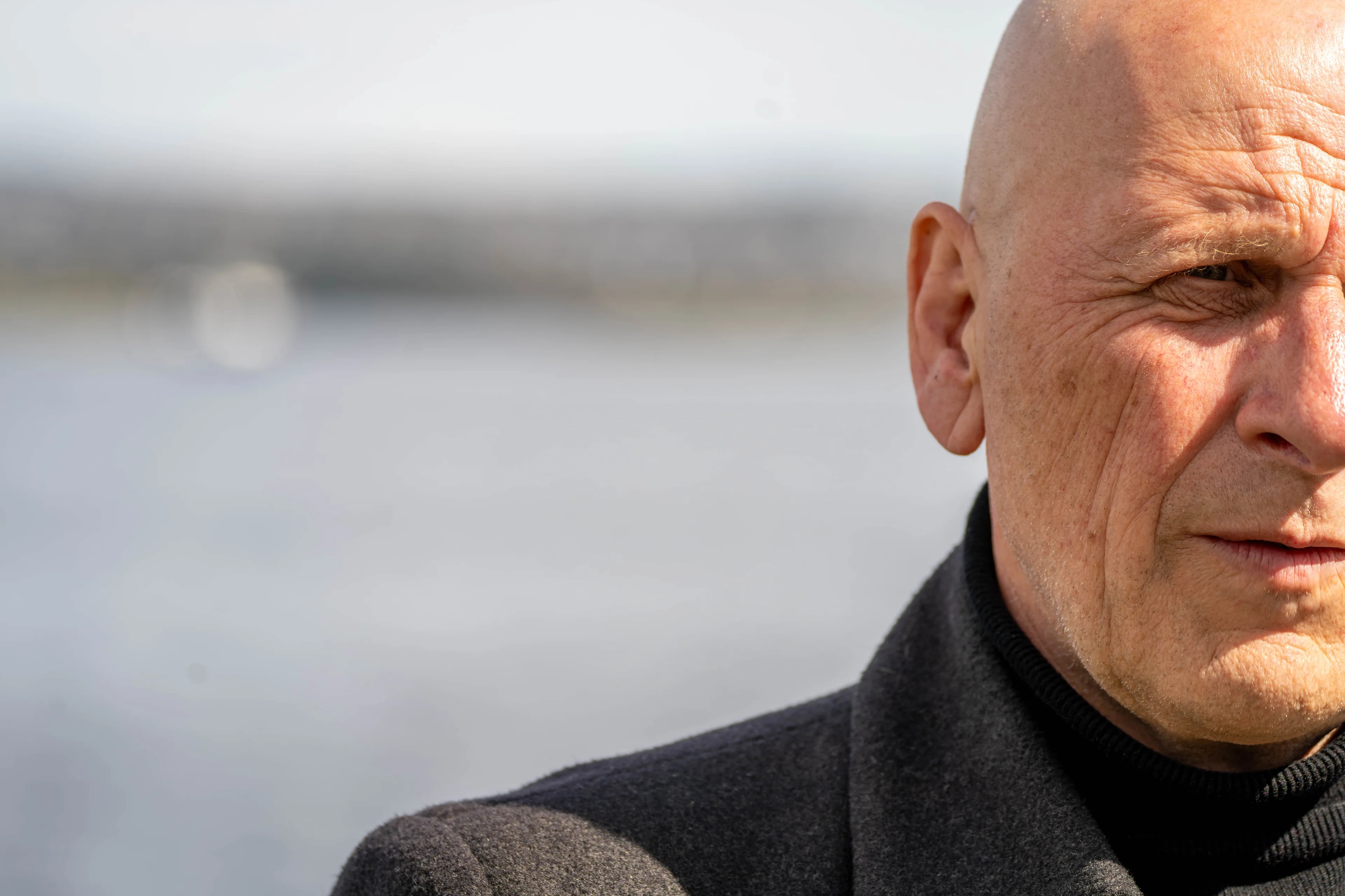 Utenfor havet utenfor Hellviktangen, Nesodden, har NTNU og politiet en båt klar for å heise opp levningene fra motstandsmennene som ble dumpet i sjøen av nazistene under 2. verdenskrig. På brygga på land holder politiet og de som har jobbet for å få dette gjort en pressekonferanse.