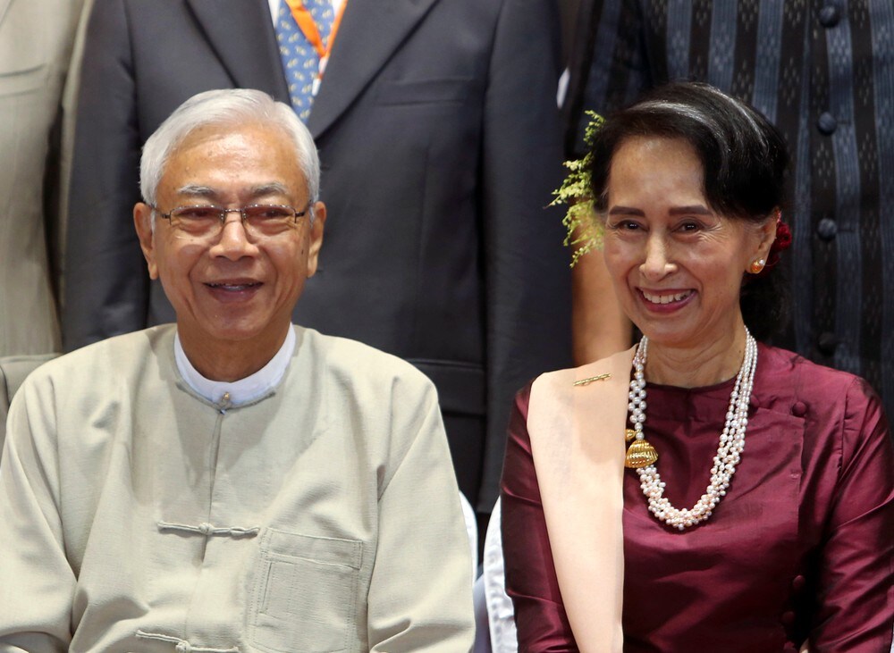 Myanmars president trekker seg