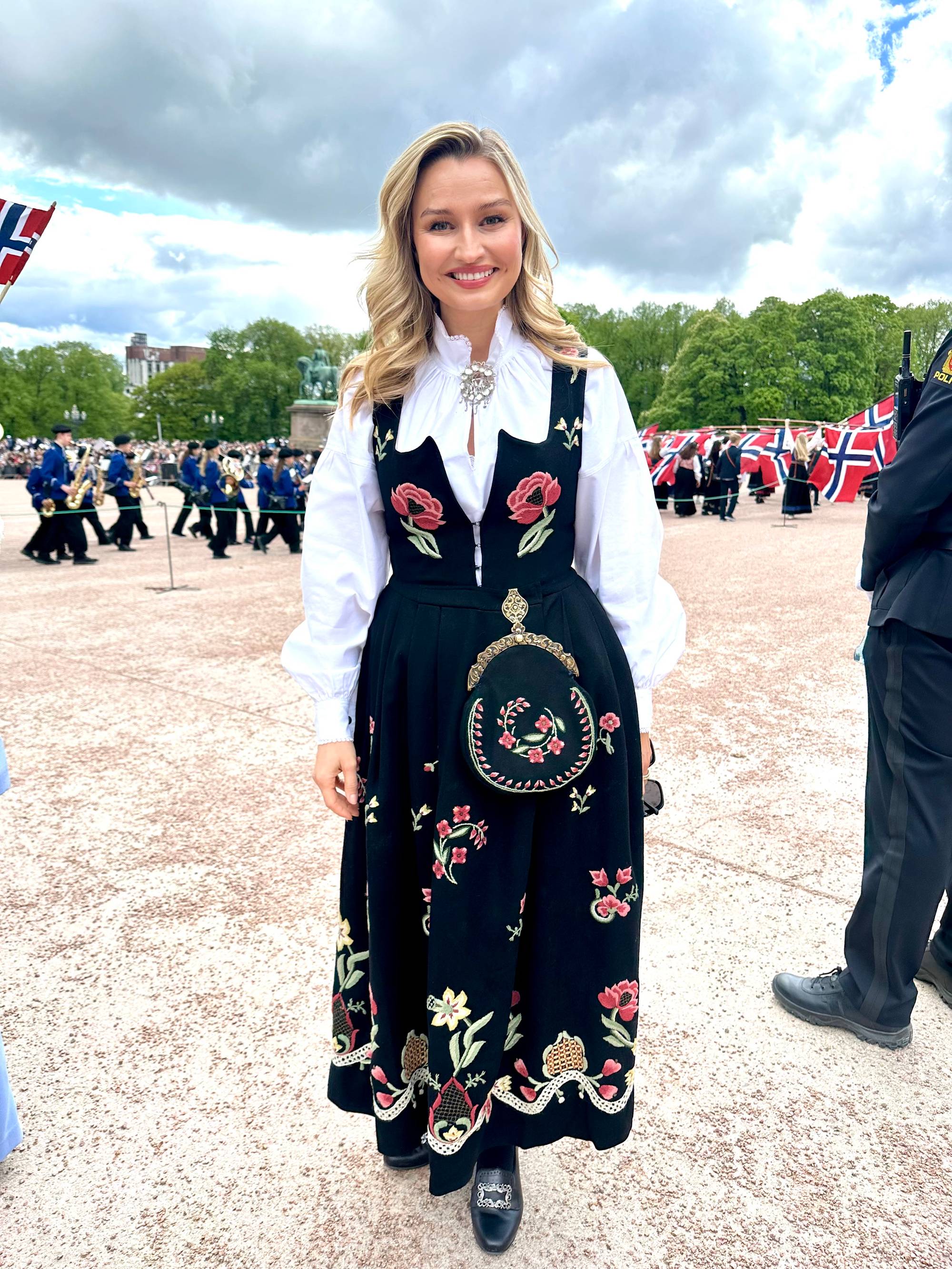 Ebba Busch i bunad på slottsplassen