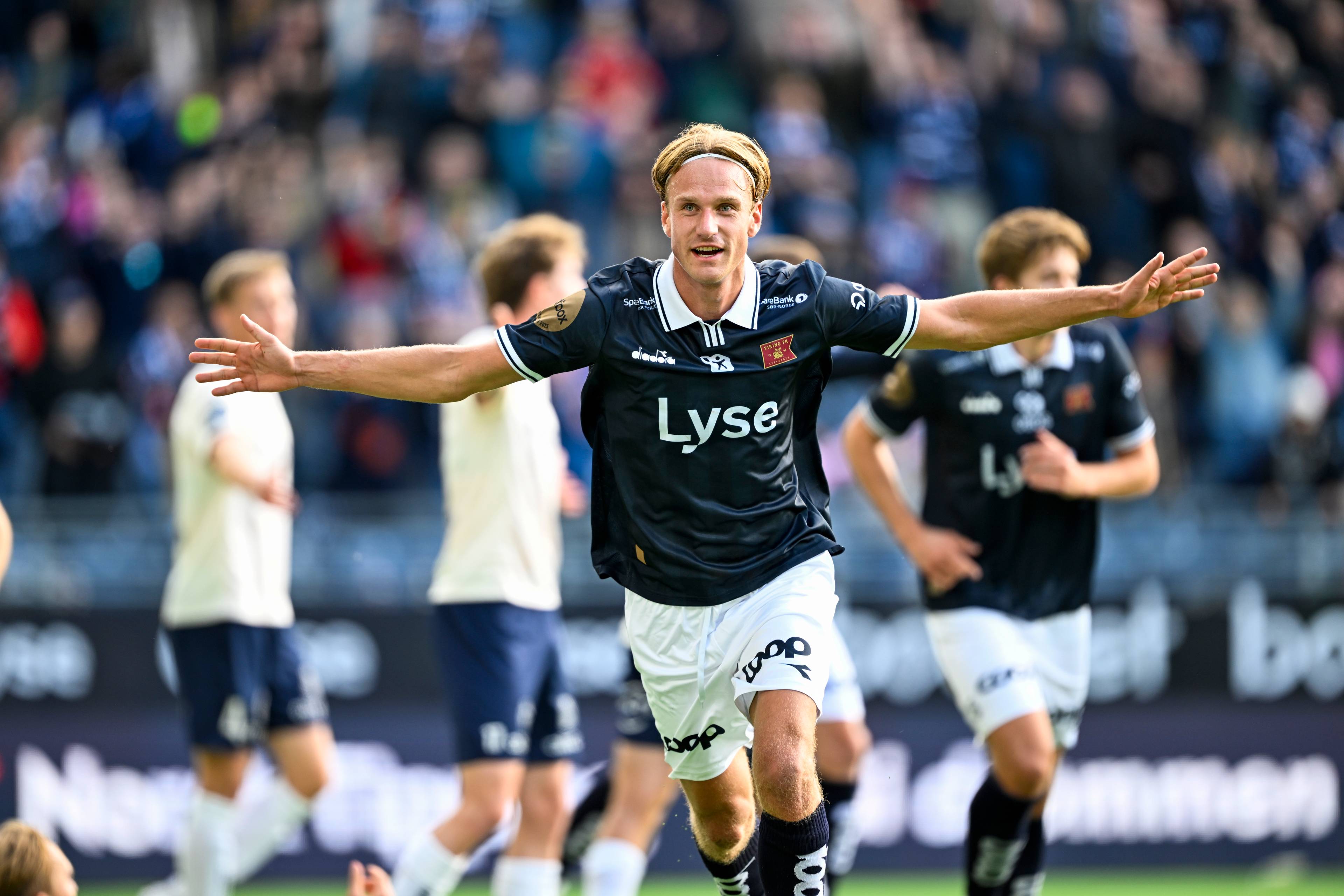 Viking-spiller feirer scoring med armene utstrakt foran publikum. (Bildebeskrivelsen er laget av en KI-tjeneste)