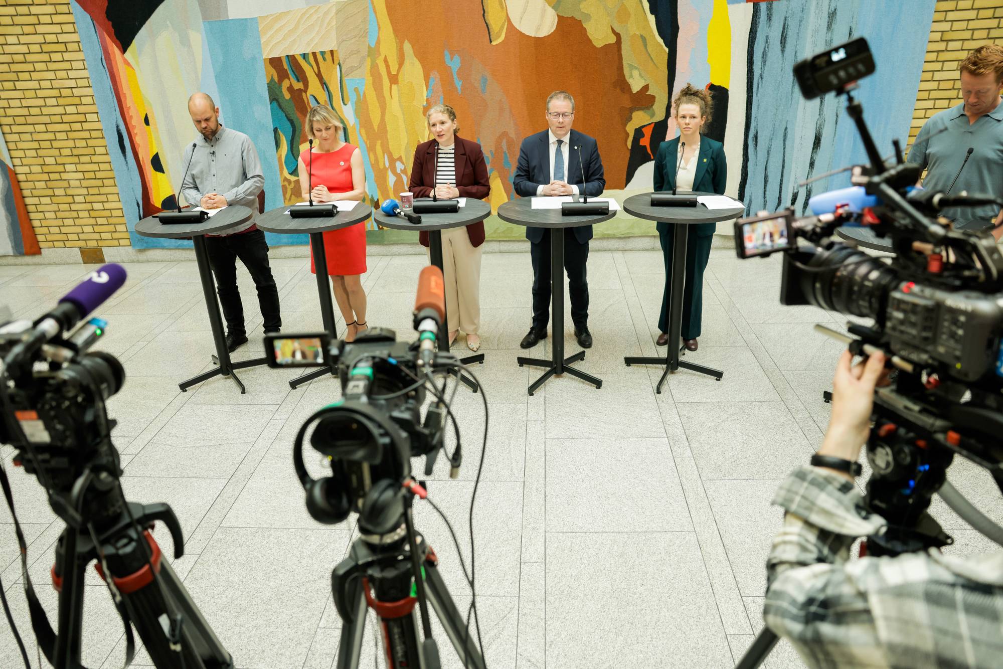 Mimir Kristjansson (R), Marthe Hammer (Sv), Tuva Moflag (Ap), Bjørn Arild Gram (Sp) og Ingrid Liland (MDG) under pressekonferansen med Arbeiderpartiet, SV, Rødt, Senterpartiet og MDG. Etter forhandling om revidert nasjonalbudsjett nær to døgn på overtid har partiene innkalt til pressekonferanse i vandrehallen på Stortinget.