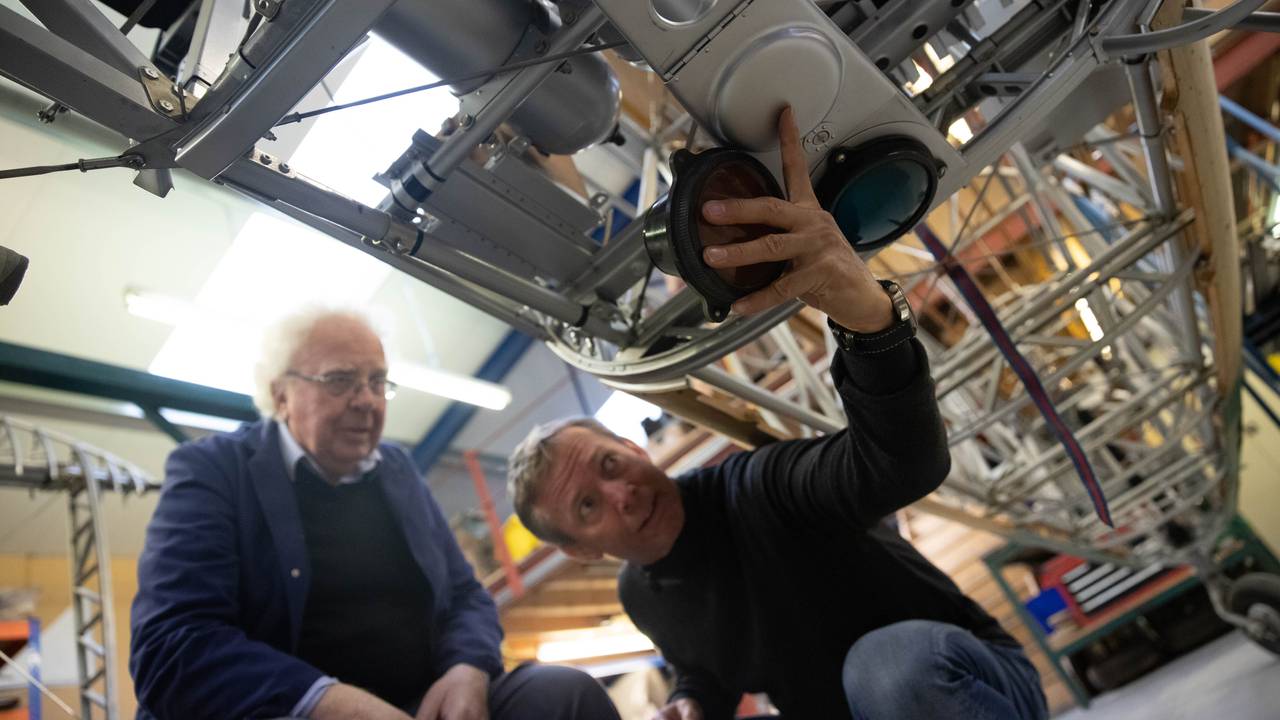 Peter Watts og Finn Terje Skyrud ser på lys under flykroppen.