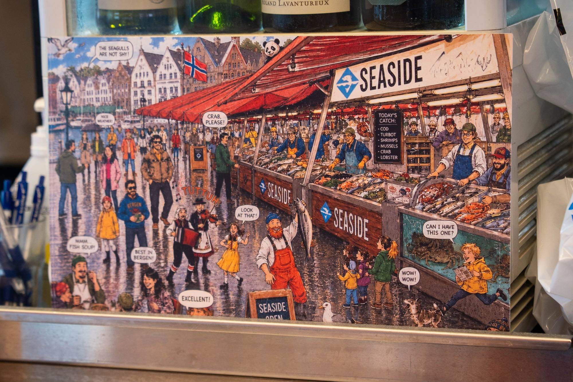 Illustrasjon av yrende folkeliv ved et fiskemarked i Bergen med utsalgsboder og tegneserietekst. (Bildebeskrivelsen er laget av en KI-tjeneste)