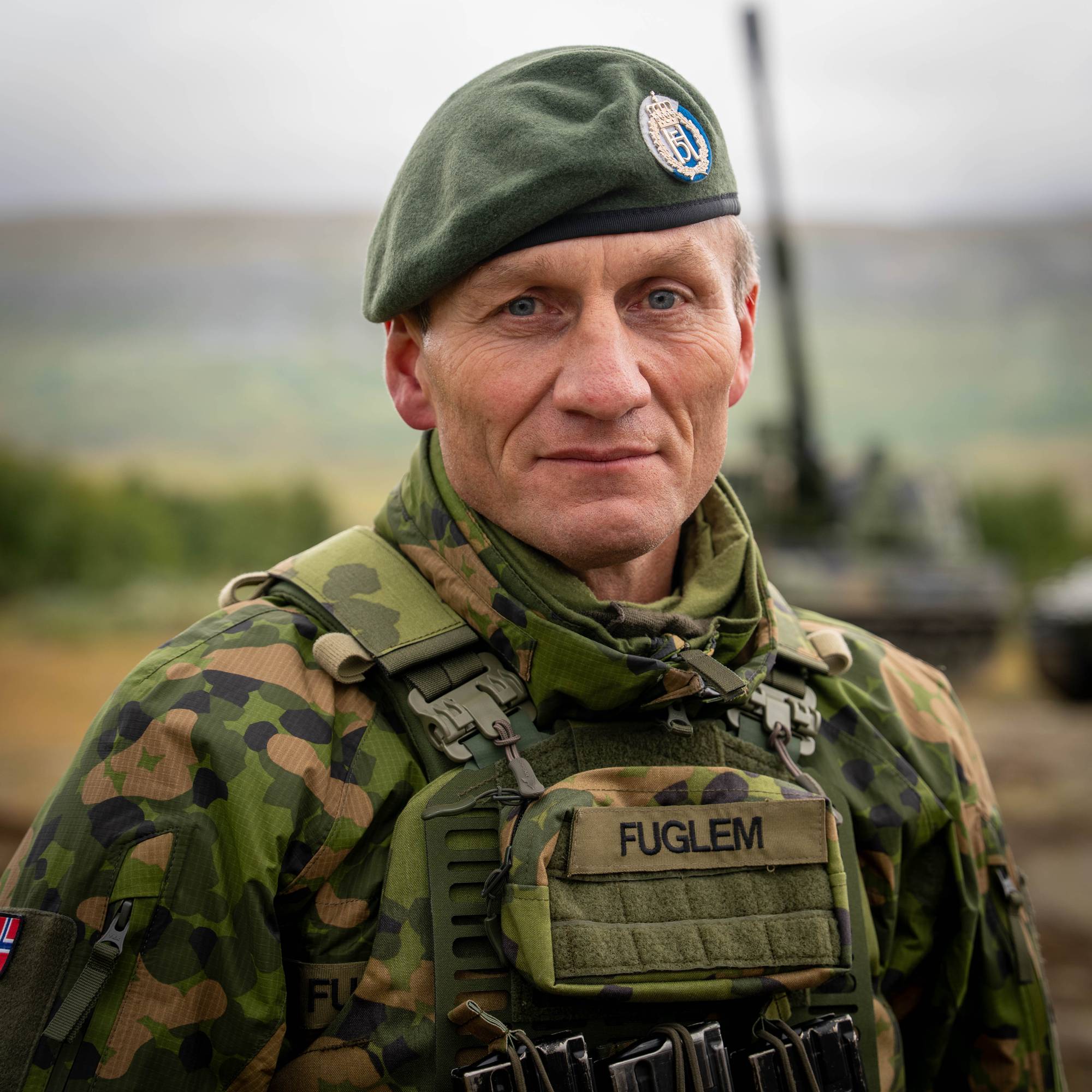 John Olav Fuglem står framfor det nye artillerisystemet.