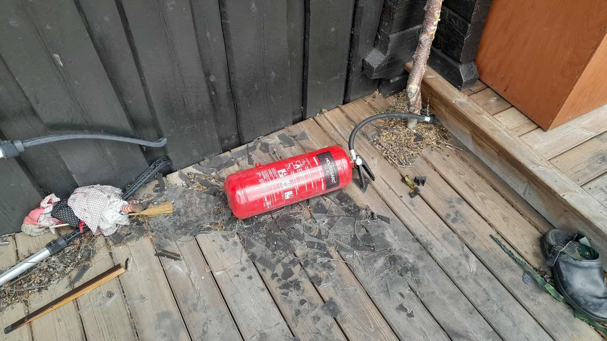 Bilder frå utsida av hytta der det brann