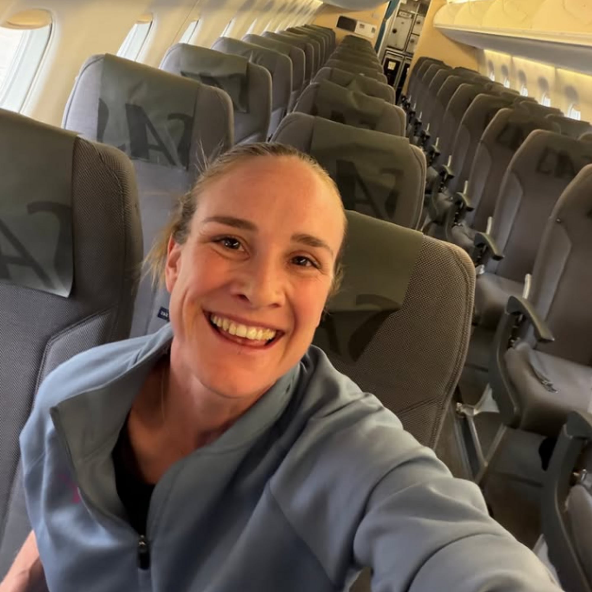 Birgit Skarstein på et fly