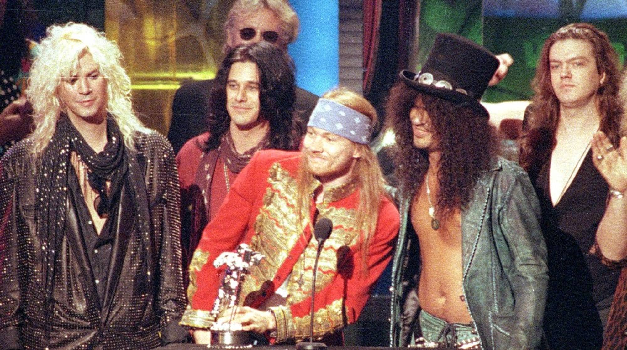 Guns and roses молодой 1992. Guns n roses 1997. Guns n roses иззи. Группа guns n’ roses. Группа guns n’ roses 2020.