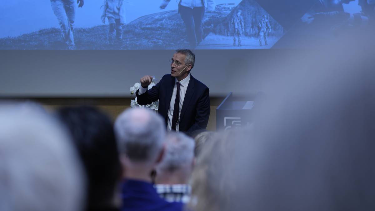 Stoltenberg avbrutt av demonstranter