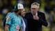 Bruna Prado / AP,NTB Fotballspilleren Neymar og trener Carlo Ancelotti snakker sammen. Neymar har på seg Brasils fotballtrøye og en caps. Ancelotti er kledd i dress. (Bildebeskrivelsen er laget av en KI-tjeneste)