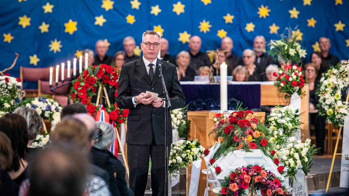 Gravferda til krigshelten Ragnar Ulstein – NRK Møre og Romsdal – Lokale nyheter, TV og radio